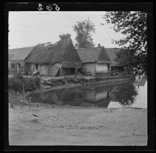 [Mesnil-en-Arrouaise (?) (Dep. Somme, Frankreich)]: Dorfweiher, dahinter landwirtschaftliche Gebäude