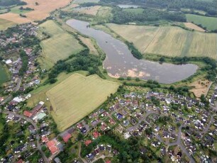 Zarpen: Luftbild Richtung Westen: oben Teich, unten Ortskern, links Hauptstraße