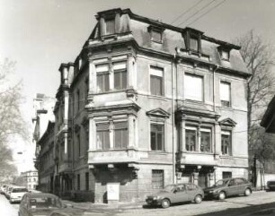 Halle (Saale), Wilhelm-Külz-Straße 20. Wohnhaus (1886/1900). Eckansicht mit Fassade Gottesackerstraße