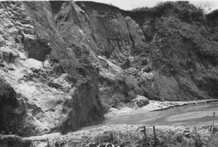 Beginnen der Badlandbildung : Schlucht mit Felsen und Bachlauf
