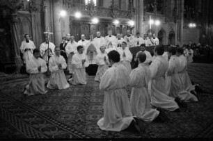 Freiburg: Priesterweihe im Münster, Priester segnen Diakone reihum
