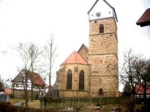 Ansicht von Ostnordosten mit Kirche (Kirchturm mti Schießscharten im Mittelgeschoß) über Kirchhof (Kirchhofmauer mit Wehrgang und Schießscharten im Osten abgetragen)