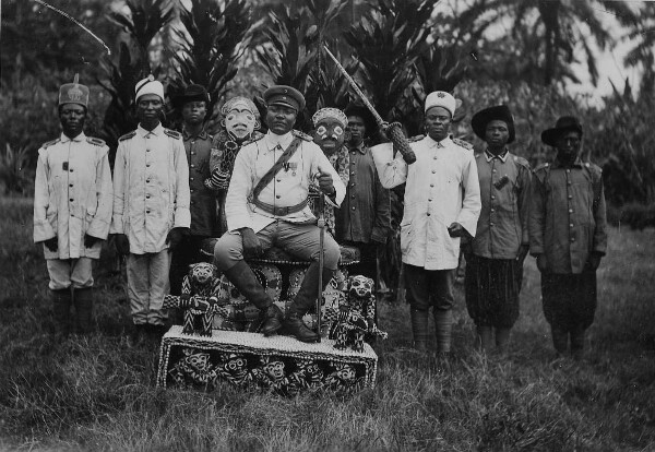 Sultan Njoya von Bamum auf seinem Thron.