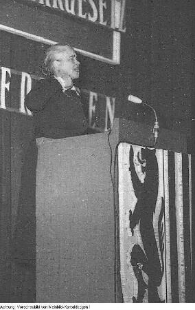 Festveranstaltung anläßlich des 7. Jahrestages der Zerstörung Dresdens. Anna Seghers am Rednerpult