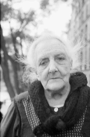 Paris: Portrait alter Frau