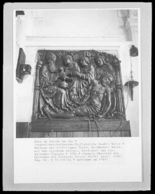Maria mit dem Leichnam Christi, Gottvater und zwei knienden Figuren