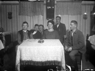 Familie im Wohnzimmer