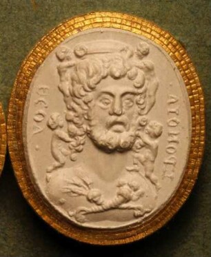 Kopf des Serapis im Halbprofil, an dem vier Kinder emporklettern (Daktyliothek, Erstes Mythologisches Tausend)