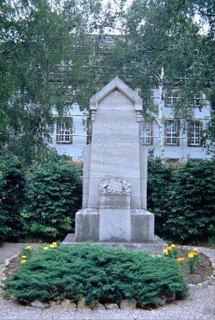 Kriegerdenkmal 1. WK, dahinter Waisenhaus
