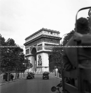 Der Arc de Triomphe in Paris, im Vordergrund ein LKW mit deutschen Soldaten