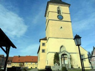Kirche von Osten über Kirchturm (im Kern Romanischer Chorturm mit Turmchor-12 Jh-Glockenstube Renaissance-Überarbeitung in Barocker Zeit)