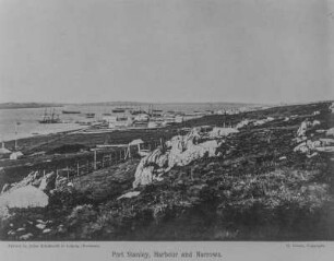 Port Stanley : Blick aus der Ferne auf den Hafen von Port Stanley