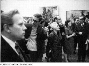 Dresden-Altstadt. Albertinum. VII. Kunstausstellung der DDR, 05.10.1972-25.03.1973, Raum mit Ausstellungsbesuchern