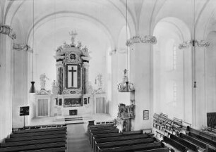 Zerbst. Trinitatiskirche. Innenansicht, Blick zum Altar