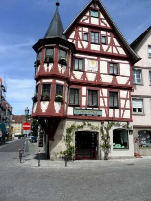 Stadtbild-Apotheke (seit 1726-Haus erbaut um 1550)-Ansicht von Süden mit doppelstöckigem Eckerker (Fachwerk) in Übersicht