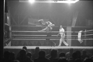Freistil-Berufsringkampf "catch as catch can" in der Karlsruher Oststadthalle
