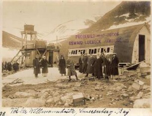 Spitzbergen. Smerenbergbucht. Touristen vor der Wellmannhütte
