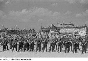 FDJ-Mitglieder im Demonstrationszug der Sportlerparade auf dem Marx-Engels-Platz (heute: Schlossplatz)