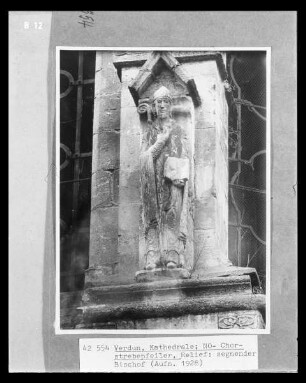Relief eines segnenden Bischofs