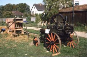 Fotografie: Nacherntetechnik, Dreschmaschine, Dieselmotor