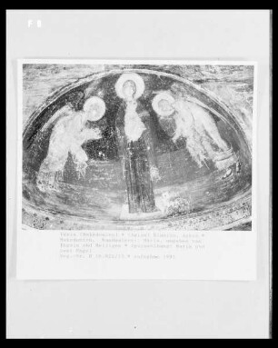 Wandmalerei: Maria, umgeben von Engeln und Heiligen