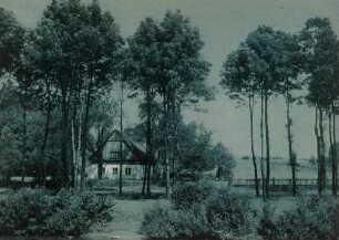 Haus hinter Bäumen