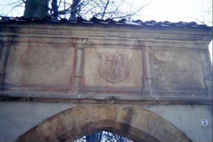 Detail voriges Bild: Wappen und Inschriftfelder im Friedhofstor