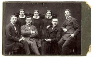 Vereinsmitglieder aus Ostro im Gesangsverein „Lipa Serbska“ in Panschwitz-Kuckau : Wotrowscy čłonojo spěwarskeho towarstwa „Lipa Serbska“ w Pančicach-Kukowje: w. l.: Wawrik z Kanec, Delan, Weclich, Paul Rychtar, 2. rynk w. l.: Delanec Marja, Weclichec