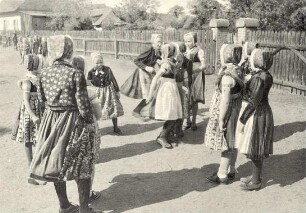Pause in einer Schleifer Schule : Kleidung - Schleifer Tracht. Ort: Slepo / Schleife. Pause in einer Schleifer Schule. Postkarte (Verlag Nowa Doba Bautzen)