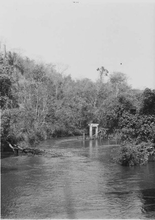 Rio Jacaré : Flusslauf des Rio Jacaré mit einer zerstörten Brücken im Hintergrund.