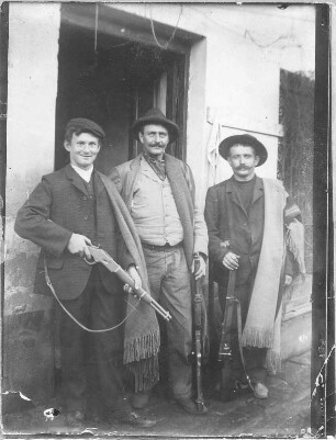 Gruppenbild einer Jagdgruppe mit Ernst Otto Gerhardt, aufgenommen in Argentinien