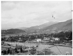 Kyoto : Weltreisen. Kyoto. Stadtansicht. Blick von einer Hanglage über die Stadt mit Eisenbahnlinie im Vordergrund