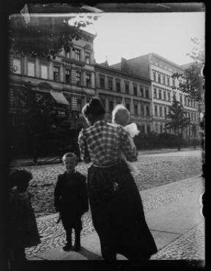Ohne Titel (Frau mit Kindern in Rückenansicht)