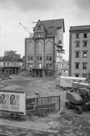 Abbruch des alten Mälzereigebäudes der ehemaligen Brauerei A. Printz in der Kaiserallee 15 im Zusammenhang mit dem Bau eines "Wohnzentrums Kaiserallee".