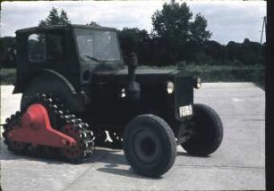 Radschlepper RS 01/40 "Pionier" mit Anbauhalbraupe