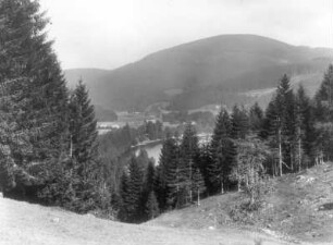 Schwarzwald. Titisee, nordöstliche Bucht. Ansicht mit Gaststättensiedlung Titisee. Blick zum Hochfirst (1190 m)
