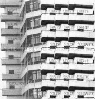 Fotomontage mit Parolen auf einem Hochhaus (Altersgruppe 18-21)
