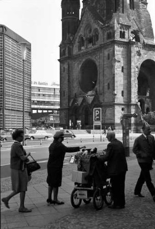 Berlin: Leierkastenmann vor der Gedächtniskirche