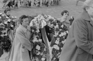Kranzniederlegung an Ehrenmalen im Treptower Park in Berlin anlässlich des IV. Bundeskongresses des Demokratischen Frauenbundes Deutschlands (DFD) : Kranzniederlegung