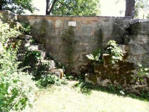 Kirchhof im Osten mit Kirchhofmauer (Wehrgang mit Steinbrüstung und Schießscharten abgetragen) - erhaltene doppelte Steintreppe zum ehemaligen Wehrgang