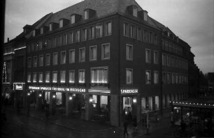 Freiburg: Städtische Sparkasse (Nachtaufnahme), vom Fenster des Basler Hofs