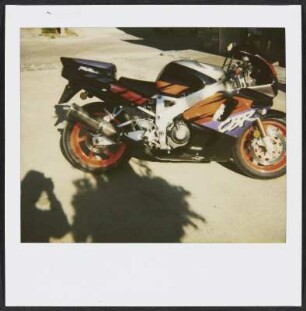 Motorrad am Dorfplatz von Stumm