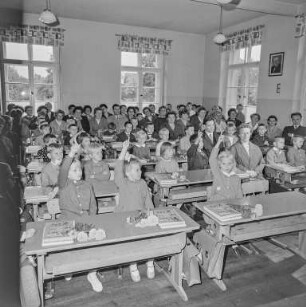 Schulneulinge Klix : Klix. Schulanfang 1966. Klassenzimmer mit Schulanfängern und Familienangehörigen