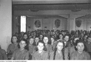 Dresden. Sitzung der Stadtverordneten Dresdens, Auftritt eines FDJ-Chores, Juli 1950 & Stadtverordneten-Sitzung, Juli 1950