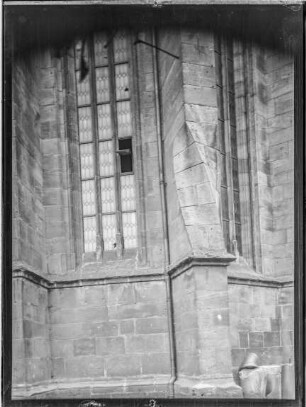Pfarrkirche, gedrehter Pfeiler am Chor außen