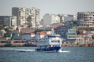 Lissabon - Schiff auf dem Rio Tejo : Lissabon: Personenfähre auf dem Rio Tejo vor der Stadtsilhouette, aufgenommen 2006