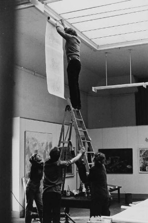 Die Bildhauerin Thea Richter und der Maler und Grafiker Eberhard Göschel beim Aufbau