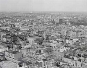 Luftaufnahme, Blick von Süd-Osten auf die Wohnbebauung Schöneberg Richtung Breitscheidplatz. Berlin-Schöneberg, Martin-Luther-Straße