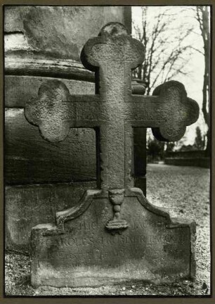 Bei Frankenthal. kath. Kirche. Grabstein des Pfarrers Trommer, 18. Jh.
