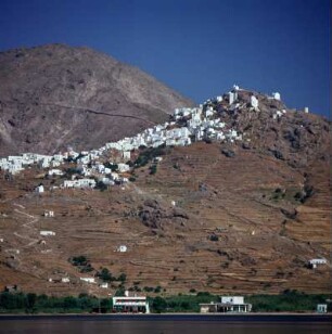 Serifos. Die Chora über der Bucht von Livadi, mg 71